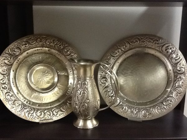 Brocca con due piatti in metallo con decorazione ceselli a mano cm.h.18.5 piatto diametro cm.28