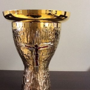 Calice con patena realizzato in ottone bicolore arg/oro con motivo croce sulla base e Cristo in smalto rosso h.cm.16.5 diametro cm.11