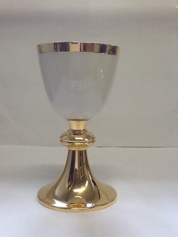 Calice spagnolo realizzato in ottone bagnato oro smaltato bianco. Diametro base/coppa cm.10,8 h.cm.19