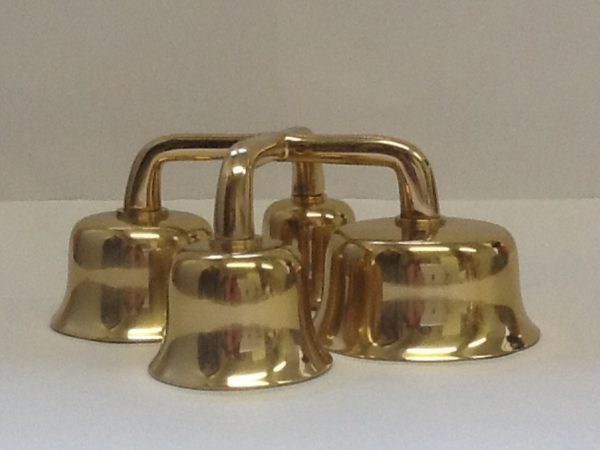 Campanello liturgico a 4 suoni con battacchi,campane di dimensioni e suoni   diversi. Realizzato in bronzo ottonato  diametro cm.5,5- 6,2-7,4-9 h.cm7,4