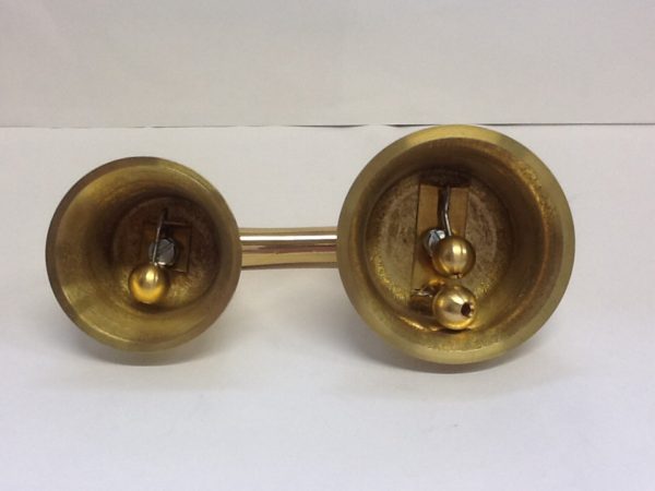 Campanello liturgico a due suoni con battacchi realizzato in bronzo ottonato con campane di dimensioni e suoni diversi diametro cm.6,2 -7,5 h.cm.8