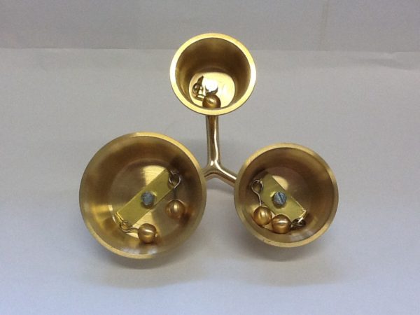Campanello liturgico a tre suoni con battacchi,campane di dimensioni e suoni  diversi. Realizzato in bronzo ottonato diametro cm.6,2-7,4-9 h.cm7,4