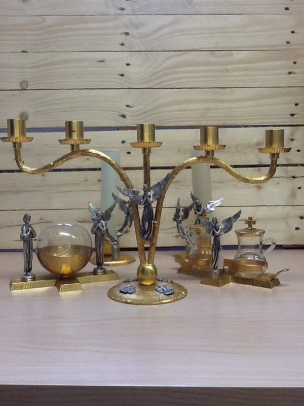 Candeliere 5 fiamme realizzato in metallo,ottone dorato con Angelo in metallo argentato cm.45x 29 h diametro base cm.13x13