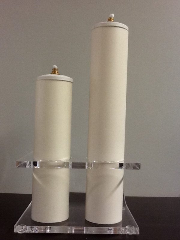 Candeliere in plexiglas a due posti completo di finte candele a cera liquida misura in scala  cm.25 e 18 h.