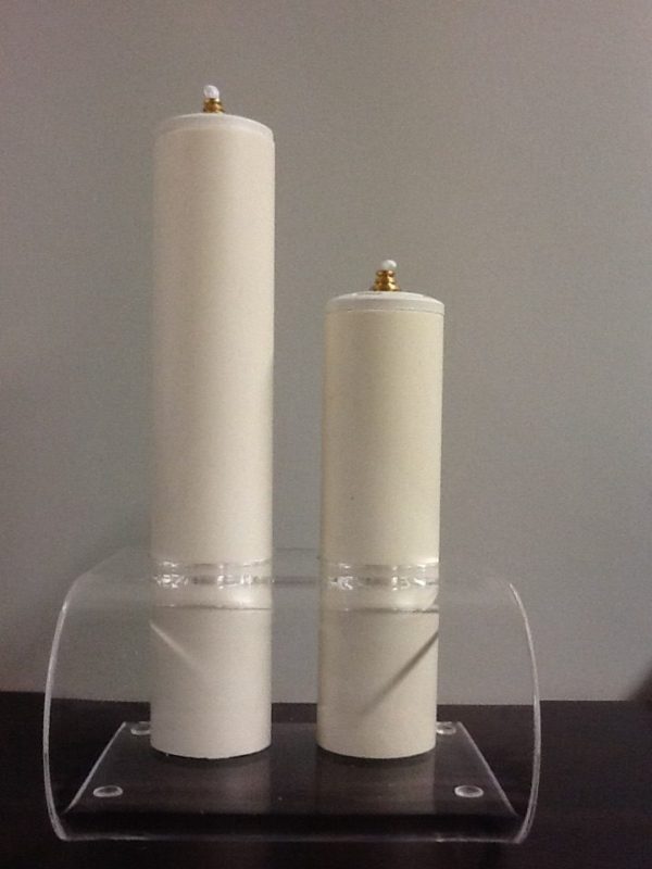 Candeliere in plexiglas a due posti completo di finte candele a cera liquida misura in scala  cm.25 e 18 h.
