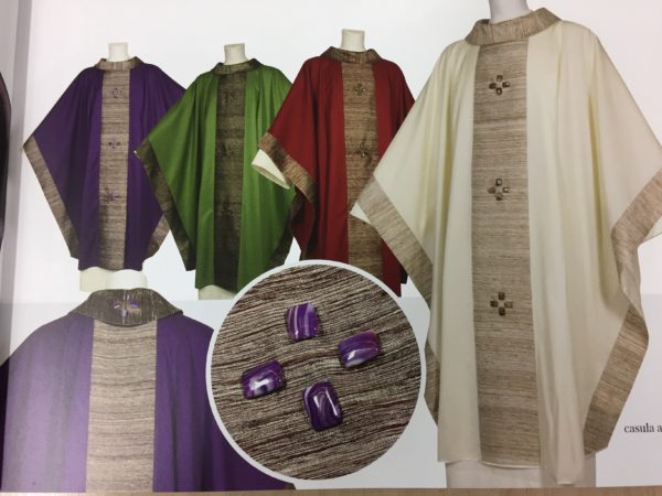 casule 100%pura lana riporto 100%pura seta 16 pietre dure in colore rosso-verde-viola-bianco.