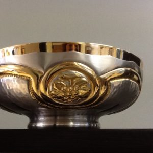 Ciotola,ciborio realizzata in metallo/ottone argentato con decorazioni in rilievo dorati uva/croce h.cm.5 diametro base cm.6 diametro coppa cm.13.5