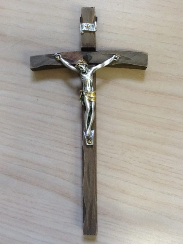 Croce in legno con corpo Cristo in metallo bagnato argento cm.9.5x18