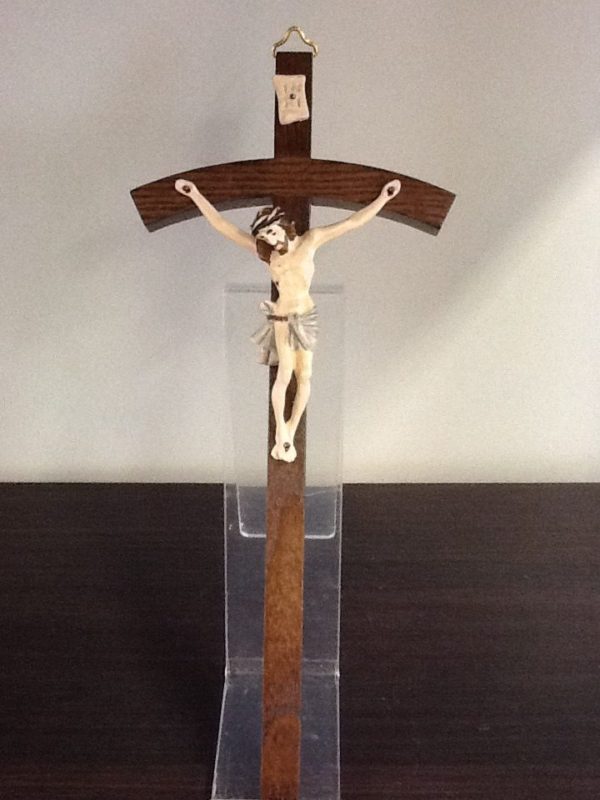 Croce in legno con corpo Cristo in resina cm.10x23h.
