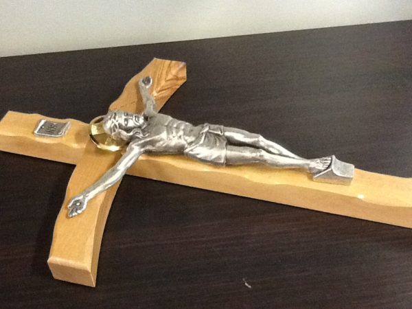 Croce in Ulivo con corpo Cristo in metallo cm.15x28.5h.