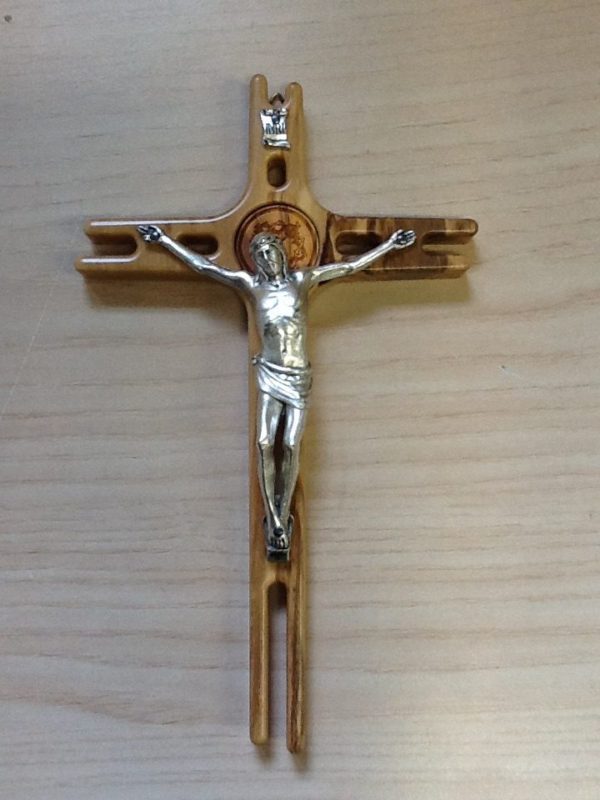 Croce in Ulivo con corpo di Cristo in metallo argentato cm.11x19h.