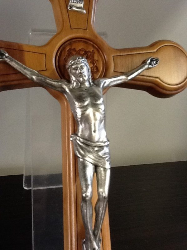 Croce in Ulivo con corpo di Cristo in metallo argentato cm.12x20h.