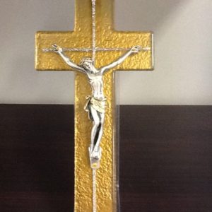 Croce in vetro colore oro con corpo Cristo in ferro cm.10x20
