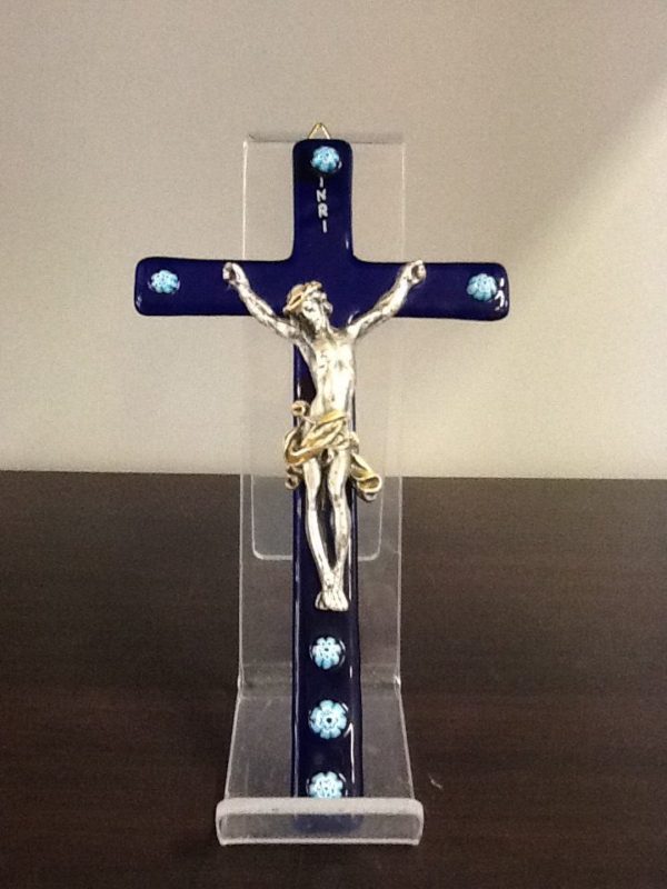 Croce in vetro le murrine con corpo Cristo in metallo bagnato argento cm8. 5 x 15h. Colore blu