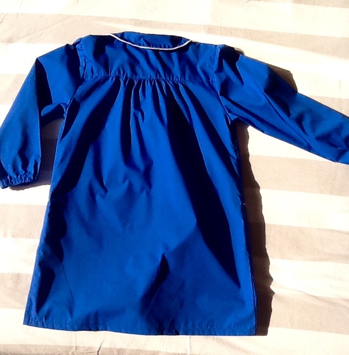 Grembiule femmina in misto cotone di colore blu ,ottima manifattura italiana, taglia 65, prima elementare