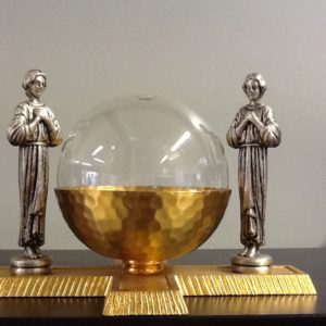 Lucerna a sfera in vetro su base in acciaio e ottone dorato cm.19x12x13h.