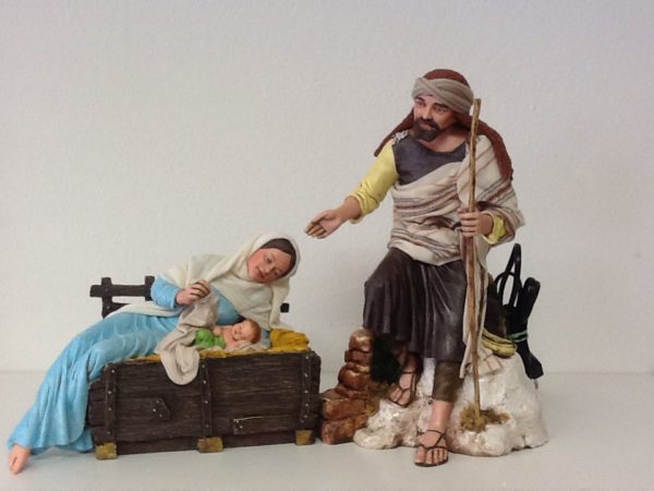 Madonna con bambino in mangiatoia in movimento,inclina il capo e con il braccio solleva il lenzuolo.in resina rifinito a mano con dettagli in stoffa cm28