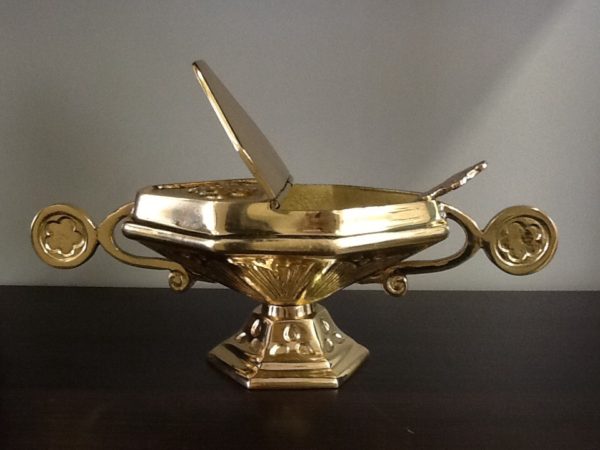 Navicella con cucchiaio in metallo dorato decorato cm.25x8x9 h. Diametro base cm.7,5