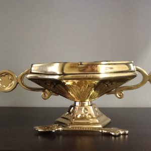 Navicella con cucchiaio in metallo dorato decorato cm.25x8x9 h. Diametro base cm.7,5