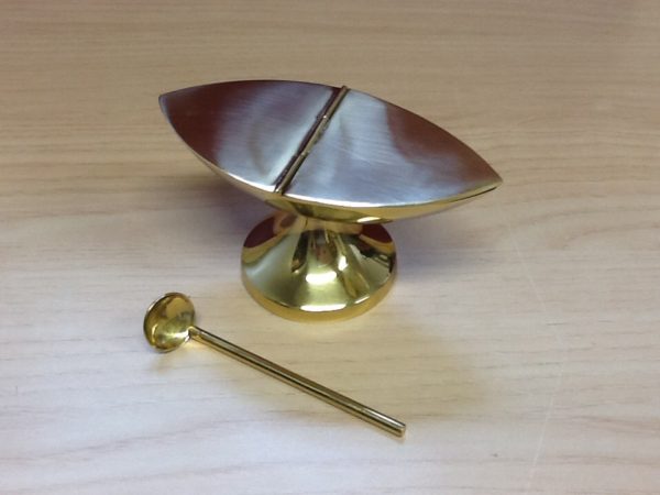 Navicella con cucchiaio  realizzata in metallo dorato lucido cm.13,5x7x7 h. Diametro base cm.6,5