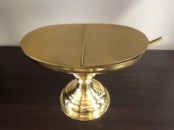 Navicella con cucchiaio realizzata in metallo dorato lucido cm.17x9x13 h. Diametro base cm.9