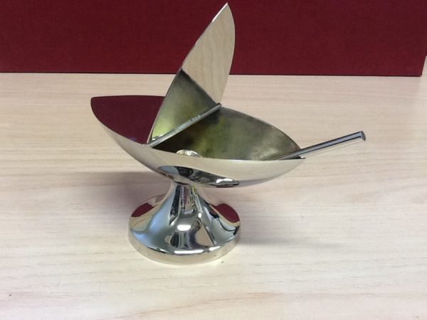 Navicella con cucchiaio realizzata in metallo  lucido cm.13,5x7x7 h. Diametro base cm.6,5