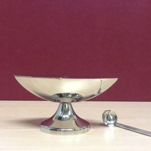 Navicella con cucchiaio realizzata in metallo  lucido cm.13,5x7x7 h. Diametro base cm.6,5