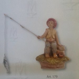 Pastore,"bambino che pesca" realizzato in resina colorata e rifinita a mano per presepe da cm 12