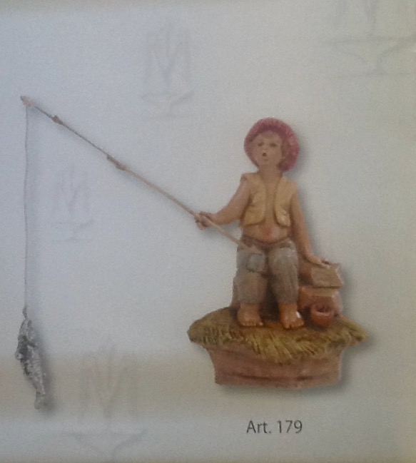Pastore,"bambino che pesca" realizzato in resina colorata e rifinita a mano per presepe da cm 12