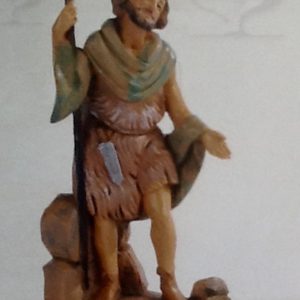 Pastore"cacciatore con lancia e coltello" realizzato in resina colorata e rifinita a mano per presepe da cm 12