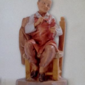 Pastore"scultore" realizzato in resina colorata e rifinita a mano per presepe da cm 12