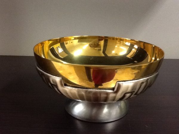 Pisside patena realizzato in metallo dorato/argentato con decorazione alla base h.cm.6.5 diametro cm.12