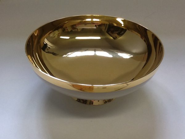 Pisside-patena spagnola realizzata in ottone bagnato d oro smaltato bianco diametro base cm.8 diametro coppa cm.17 h.cm.7