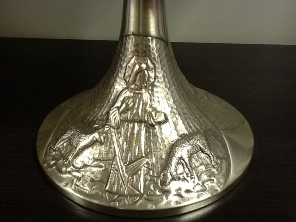 Pisside realizzata in metallo con decorazione" buon pastore" cm.h.18 diametro cm12.5