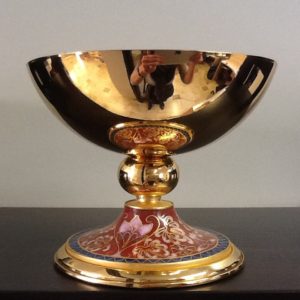 Pisside,ciborio realizzata in metallo dorato decorato smaltato a fuoco h.cm.12 diametro base cm.12 diametro coppa cm.15