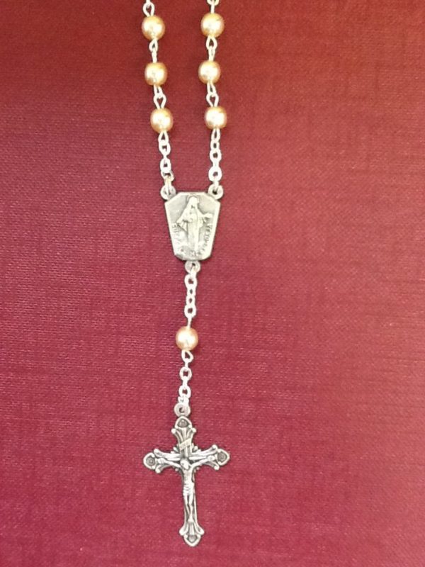 Rosario coroncina 'Madonna di Medugorje" in metallo con grani in resina perlata