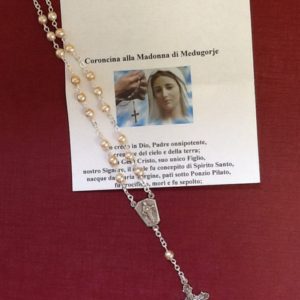 Rosario coroncina 'Madonna di Medugorje" in metallo con grani in resina perlata