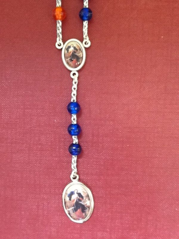 Rosario coroncina "Maria Che scioglie i Nodi" in metallo con medagliette disegnate e grani in resina blu e rossa