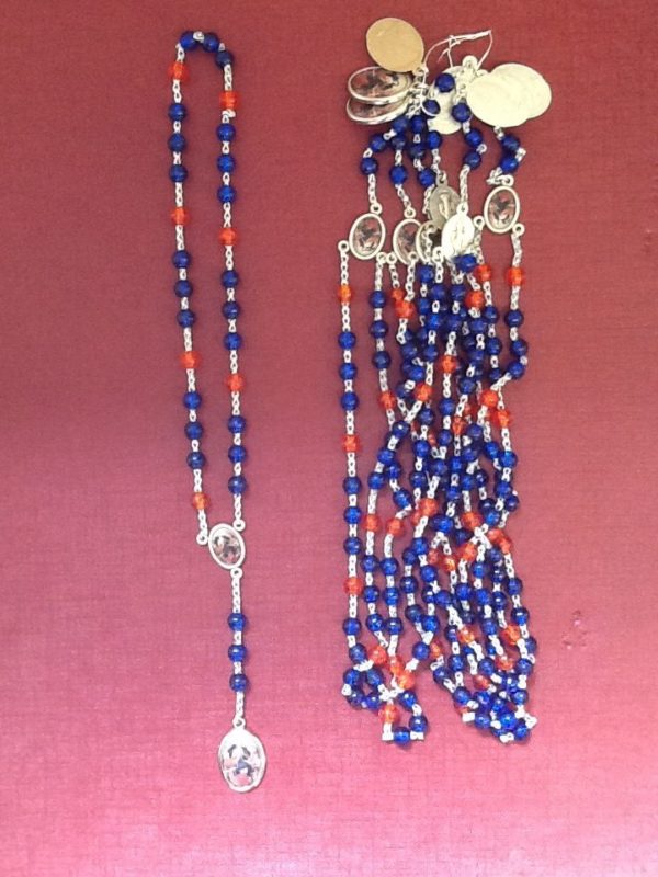Rosario coroncina "Maria Che scioglie i Nodi" in metallo con medagliette disegnate e grani in resina blu e rossa