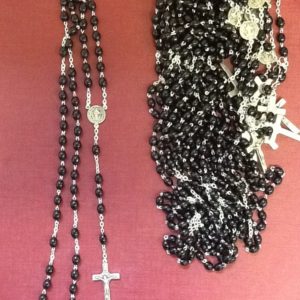 Rosario di San Benedetto con Croce in metallo e grani in resina nera