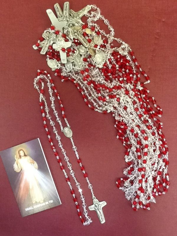 Rosario "Gesu' Misericordioso" con Croce in metallo e grani in resina sfaccettata di colore rubino e bianco trasparente
