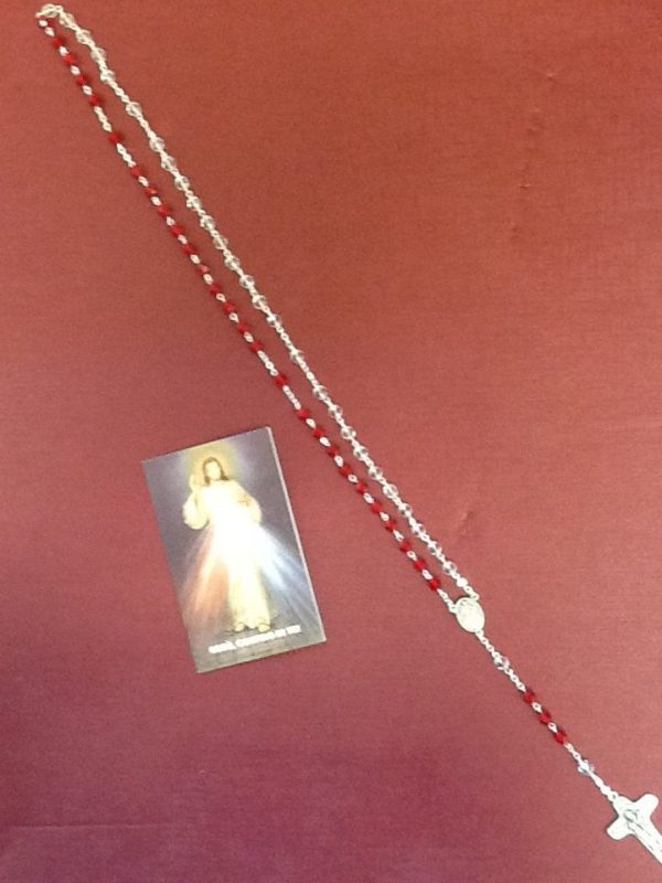 Rosario "Gesu' Misericordioso" con Croce in metallo e grani in resina sfaccettata di colore rubino e bianco trasparente