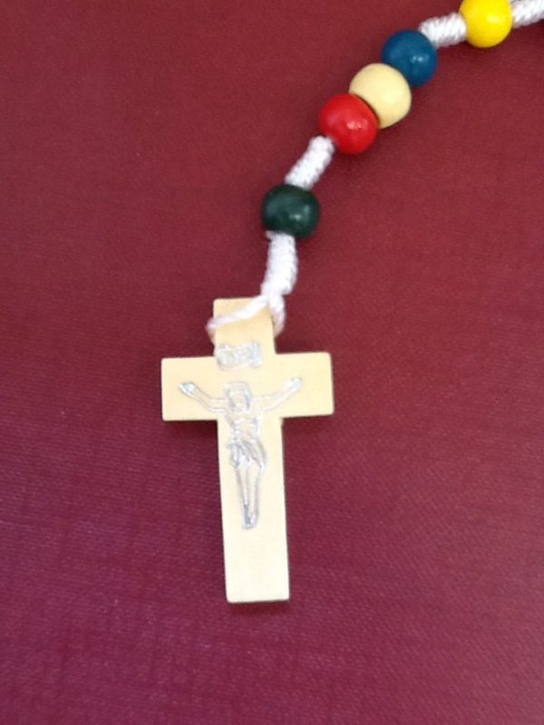 Rosario in legno colorato con croce,filo di corda cm.13con croce