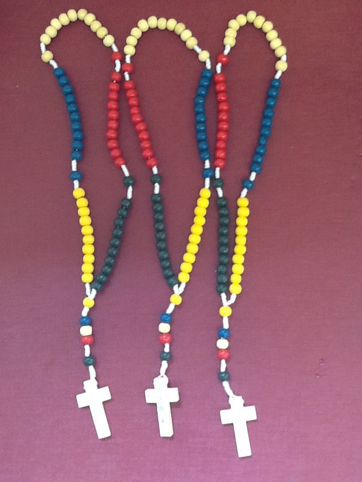 https://artesacracandotti.it/wp-content/uploads/2019/08/rosario-in-legno-colorato-con-crocefilo-di-corda-cm.13con-croce.jpg