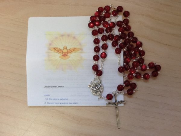 Rosario,corona Della "Spirito Santo" con Croce in metallo e grani in resina di colore rubino