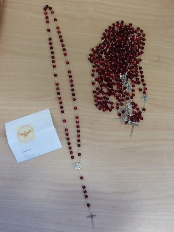 Rosario,corona Della "Spirito Santo" con Croce in metallo e grani in resina di colore rubino