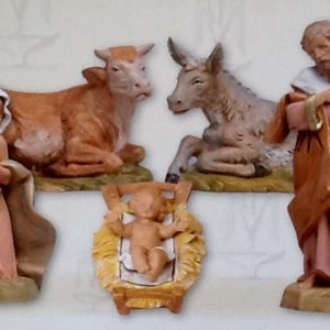 Sacra Famiglia in resina dipinta a mano ,composta da 5 pezzi per presepe da 12 cm