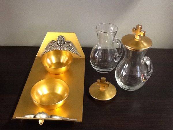 Servizio ampolle con vassoio realizzato in metallo dorato con decorazione laterali angeli h.cm.13 diametro cm.21x9.5