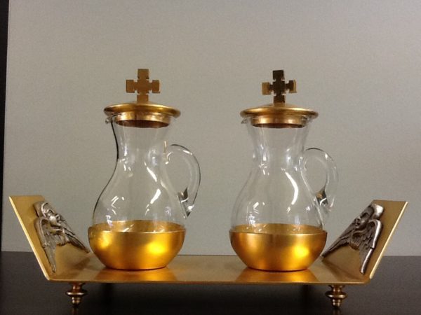 Servizio ampolle con vassoio realizzato in metallo dorato con decorazione laterali angeli h.cm.13 diametro cm.21x9.5