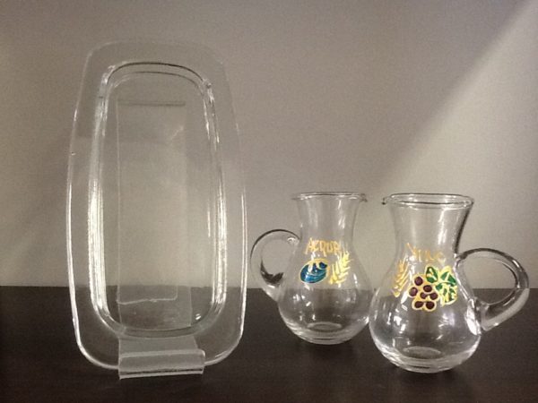 Servizio ampolle in vetro soffiato decorate a mano con vassoio in vetro di cm.19,5x9,5 ampolle h.cm.8,5